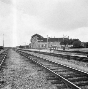 153143 Gezicht op de perronzijde van het N.S.-station Kesteren-Rhenen te Kesteren.N.B. De naam Kesteren-Rhenen is later ...